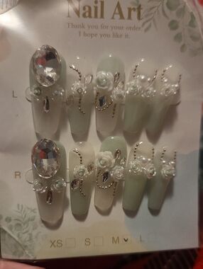 ♥️2 For $25♥️3D Floral Rhinestone Press-On Nail Set in Mint & Cream
